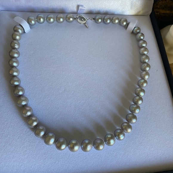 Natural platinum color fresh water knotted pearls - Picture 1 of 9